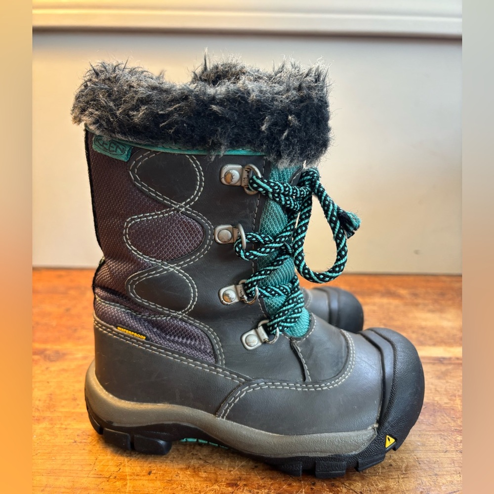 KEEN Kelsey Waterproof Snow Boots Toddler Size 9, Blue/ Gray with Faux Fur Trim